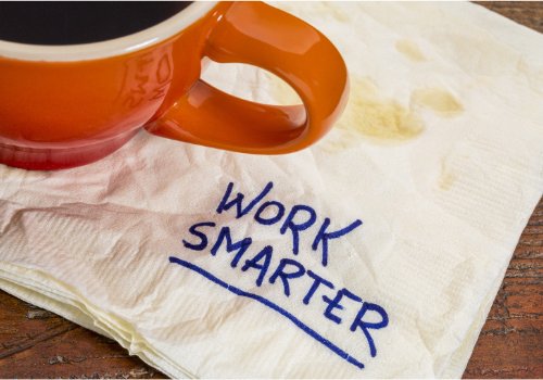Tas koffie en daarnaast in shrift "work smarter"